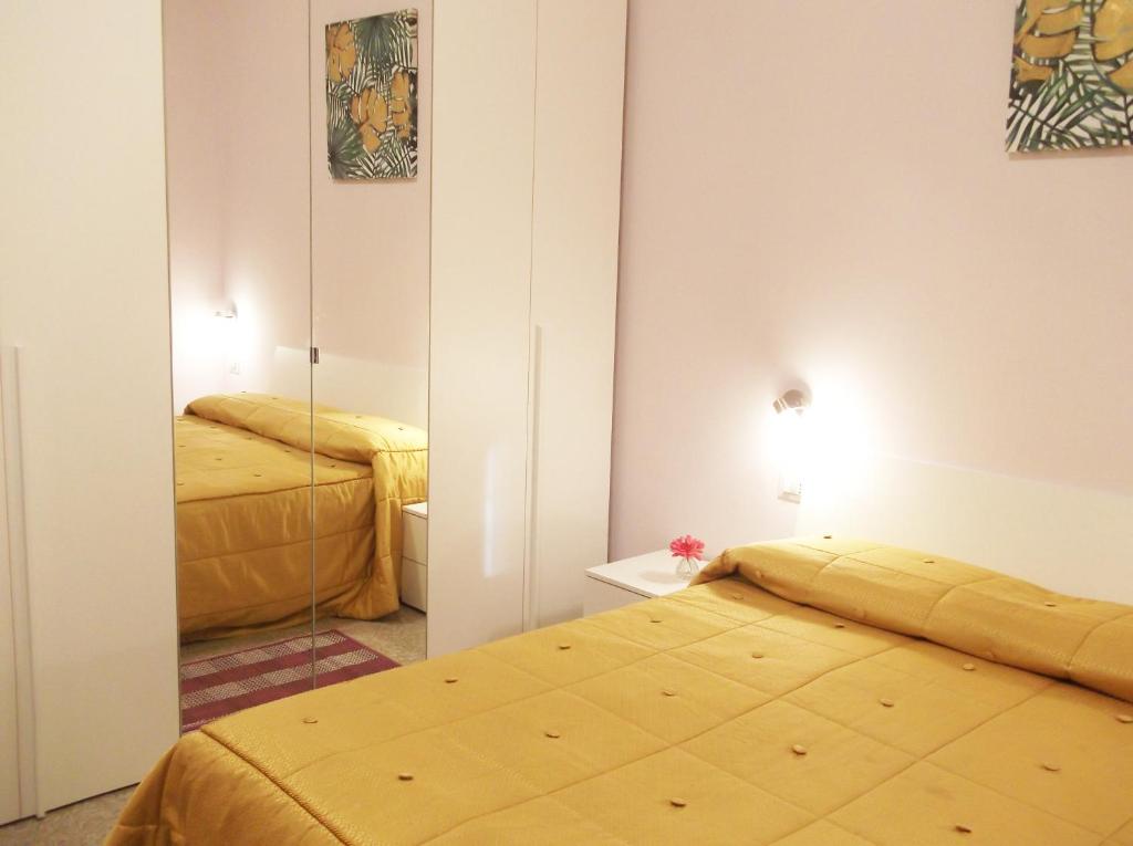 een slaapkamer met 2 bedden en een spiegel bij Casa Vacanze Sabrina in Polpenazze del Garda