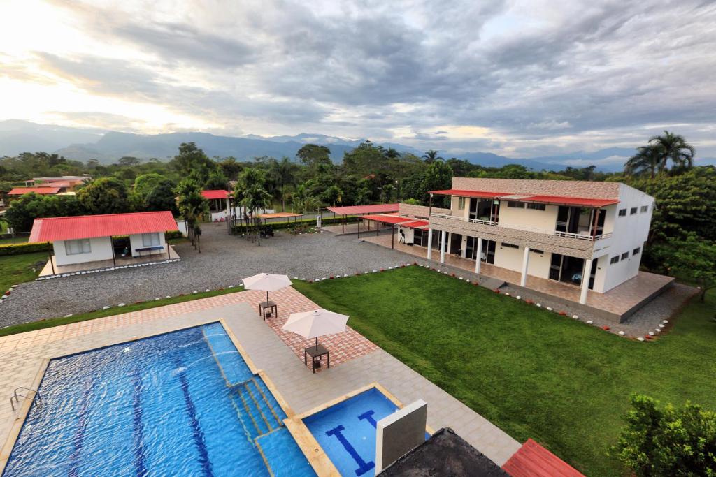 una vista aérea de una villa con piscina en Finca Hotel Mana en Guamal
