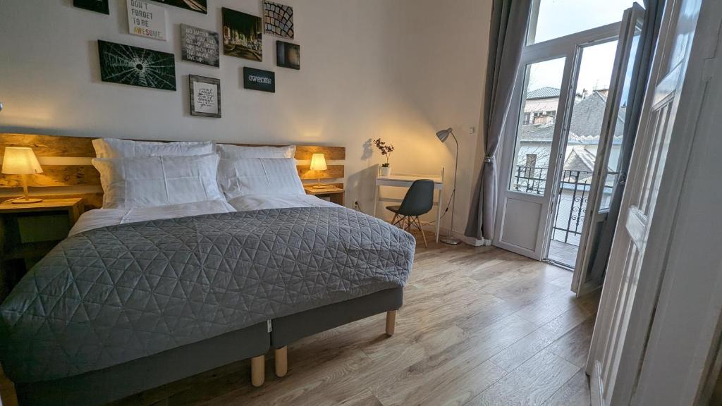 ブダペストにある3 room apartment in the beautiful streetのベッドルーム1室(ベッド1台、デスク、窓付)