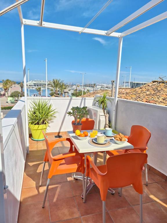 a patio with a table and chairs on a balcony at Casa Portet in Denia