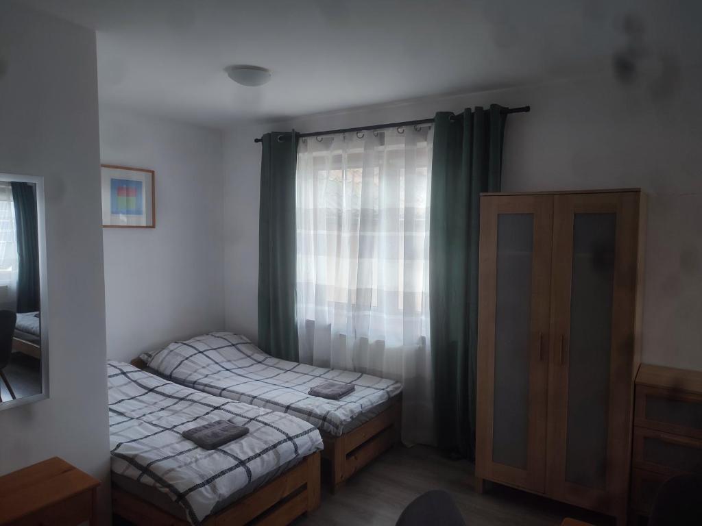 1 dormitorio con 2 camas individuales y ventana en Apartament Tczew-duże pokoje! en Tczew