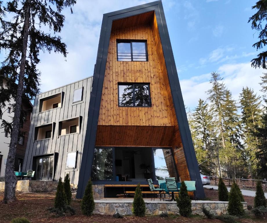 una casa revestida de madera y metal en Vila Plava Zlatar en Brdo
