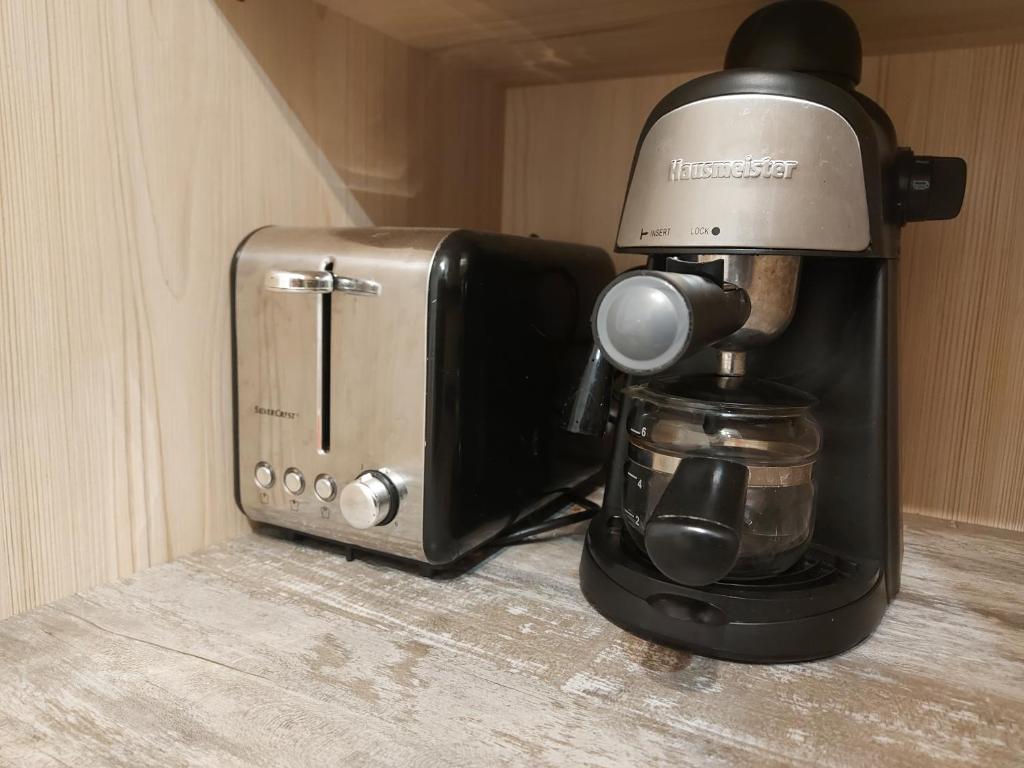 Príslušenstvo na prípravu kávy alebo čaju v ubytovaní Potyka Apartman