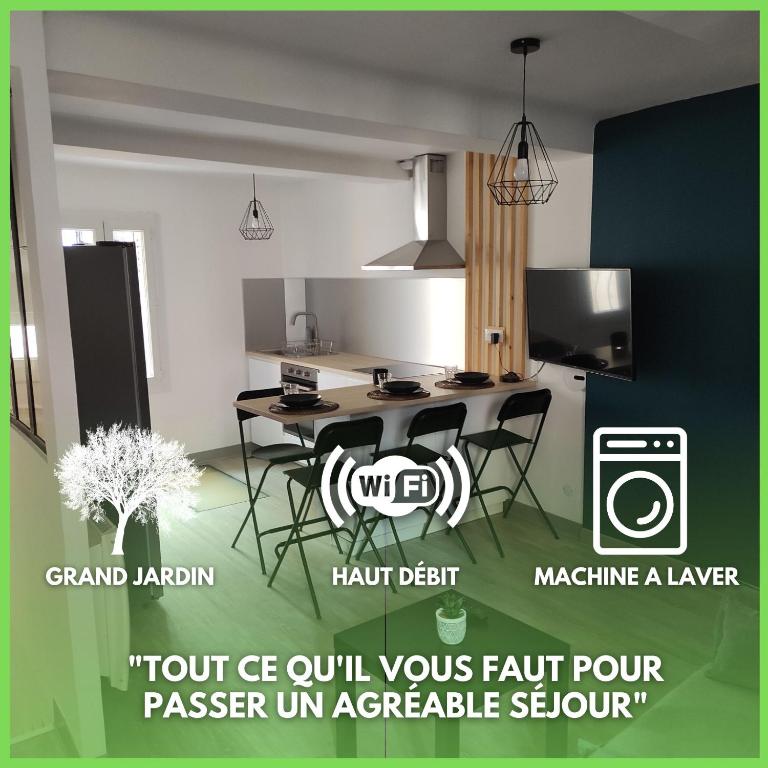 une cuisine avec une table et des chaises dans une pièce dans l'établissement Maison de village avec exterieur, à Lambesc