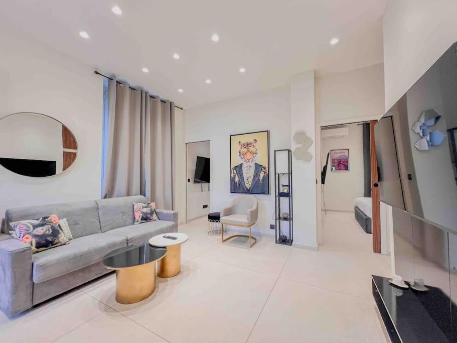 ein Wohnzimmer mit einem Sofa und einem Stuhl in der Unterkunft Cannes - Luxury Apartment straight La Croisette 6Pers in Cannes