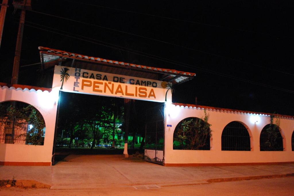 un bâtiment avec un panneau indiquant les pendarales dans l'établissement Casa de Campo Peñalisa Hotel campestre, à Ricaurte