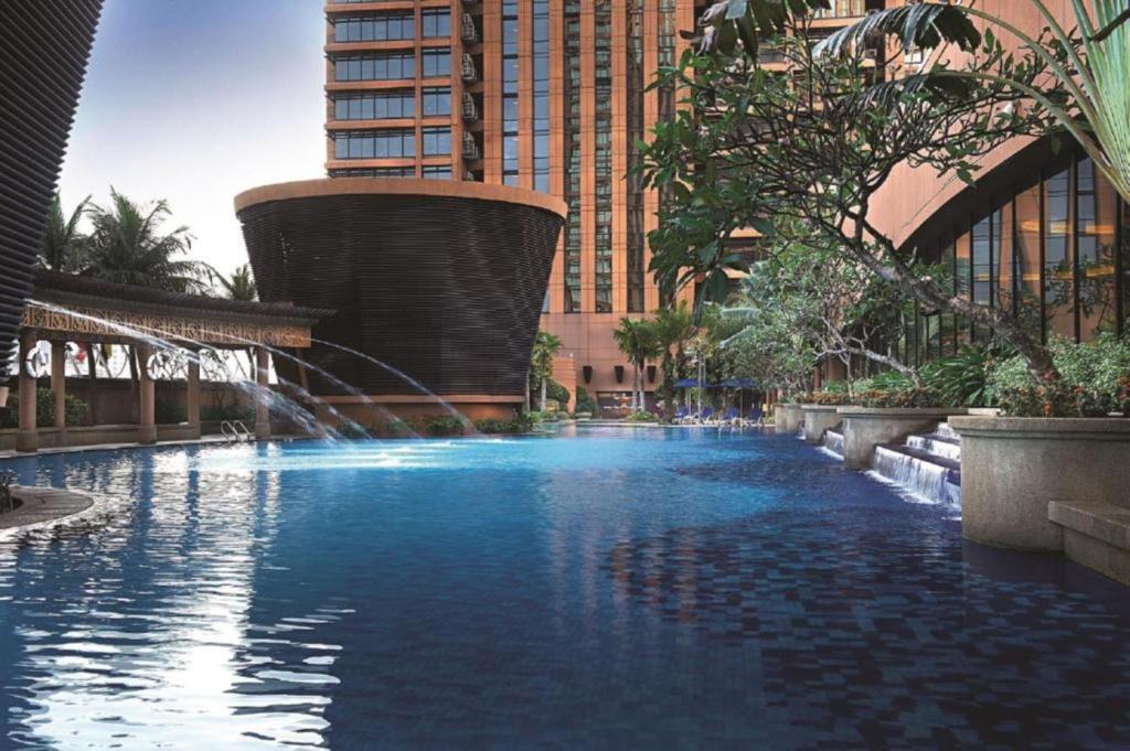 una grande piscina in una città con edifici di White Suite At Times Square a Kuala Lumpur