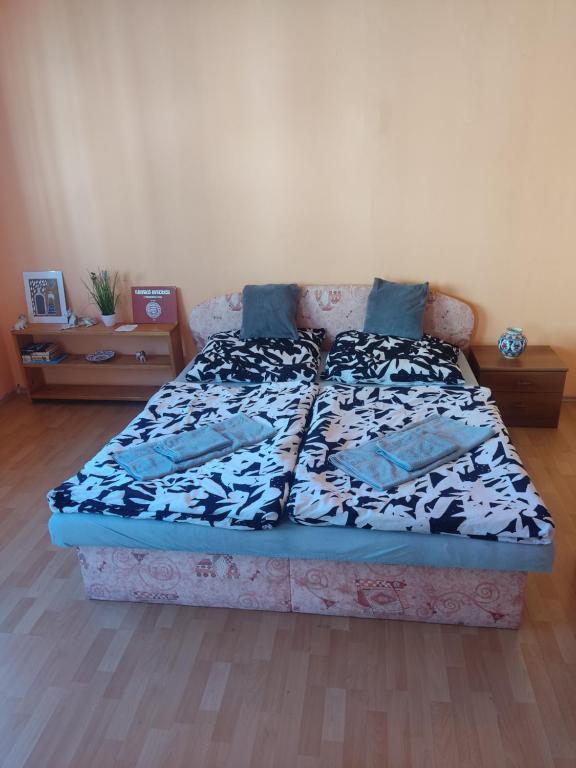 Bett in einem Zimmer mit zwei Kissen darauf in der Unterkunft Jednoizbový byt v centre Banskej Bystrice in Banská Bystrica