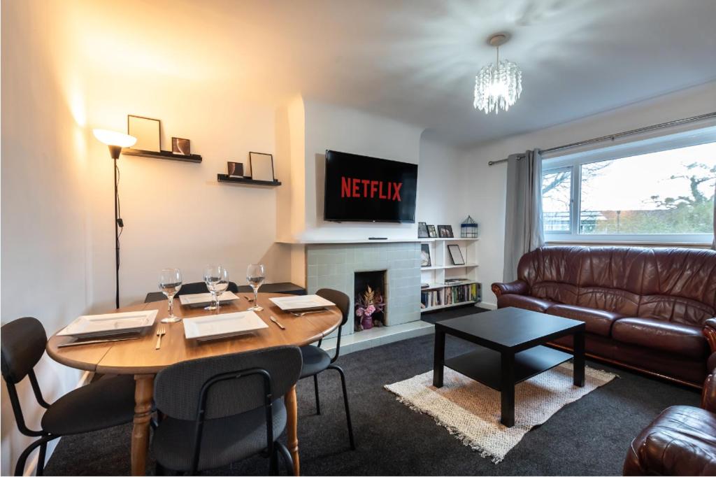 a living room with a table and a couch at NEW - Central Modern Flat in Southampton, Sleeps 5, Free Off-Road Parking, Close to Hospital, Cruise terminal and Centre, Great for contractors, friends & families in Southampton