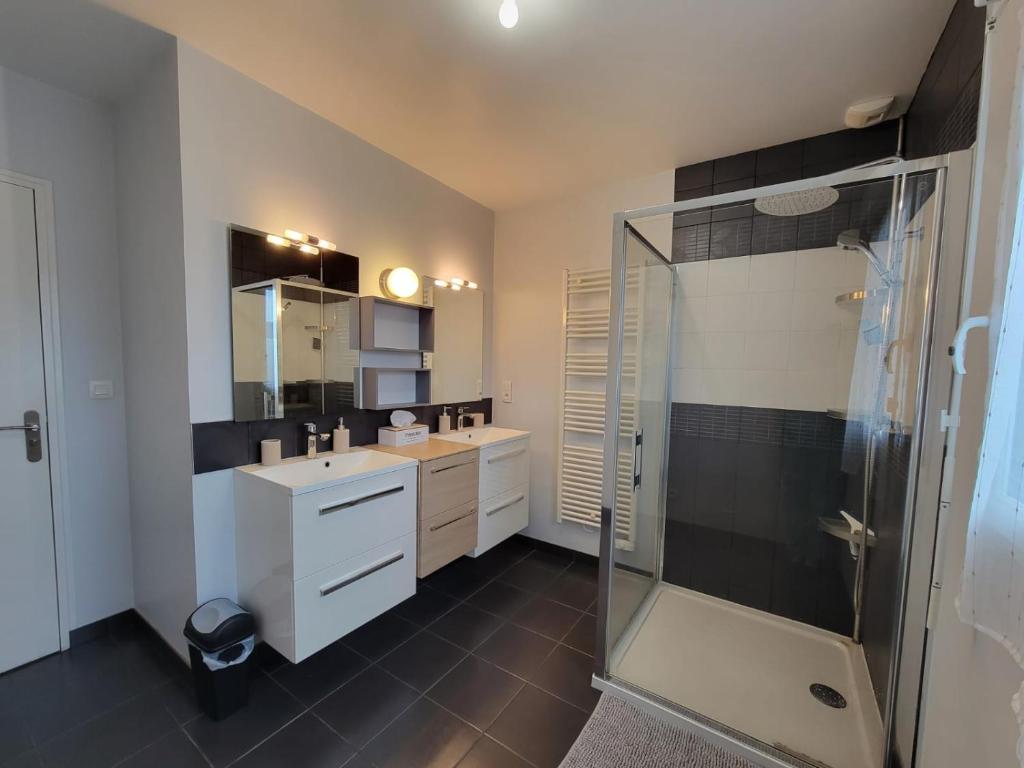 a bathroom with two sinks and a shower at Gîte du Braun in Cherbourg en Cotentin