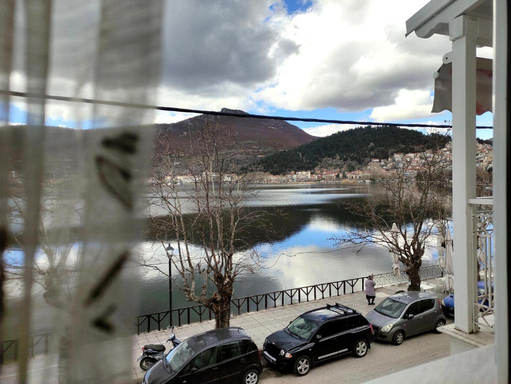 widok na trzy samochody zaparkowane obok jeziora w obiekcie Katerina studios rooms-Biker friendly hotel w mieście Kastoria