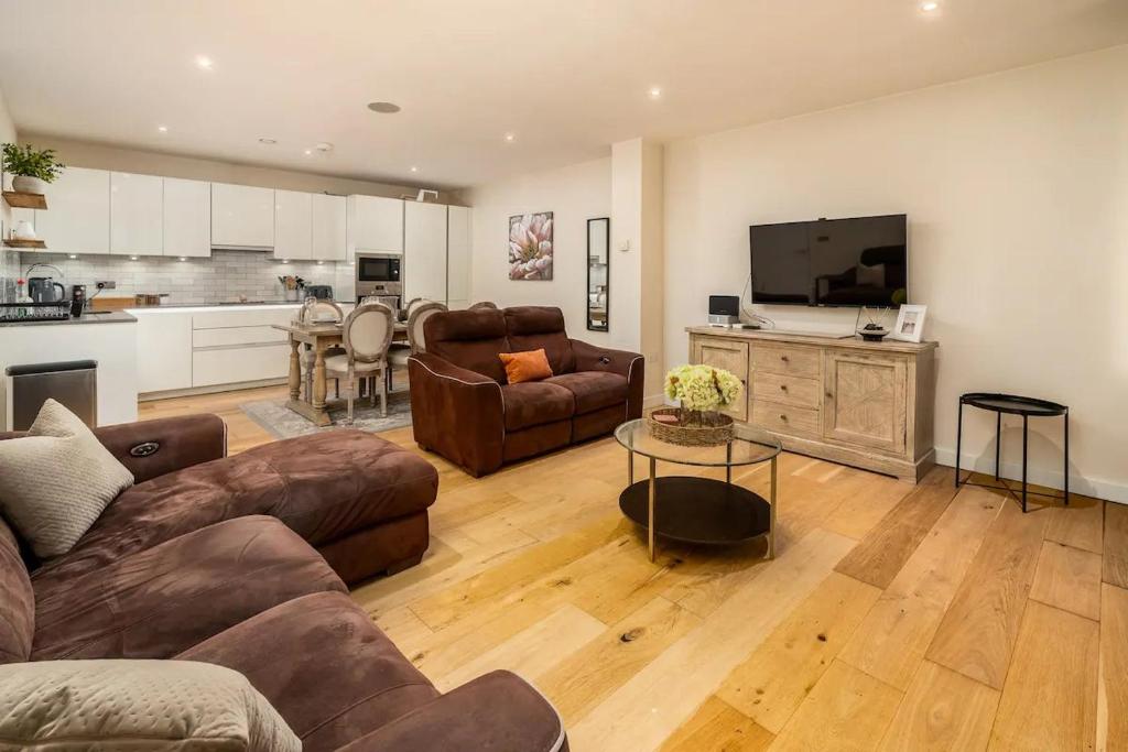 ein großes Wohnzimmer mit Sofa und TV in der Unterkunft Pass the Keys Stylish Central St Albans Flat with Free Parking in St Albans