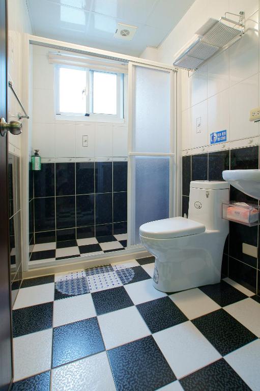 a bathroom with a toilet and a sink at Piau Po 21 Inn in Taitung City