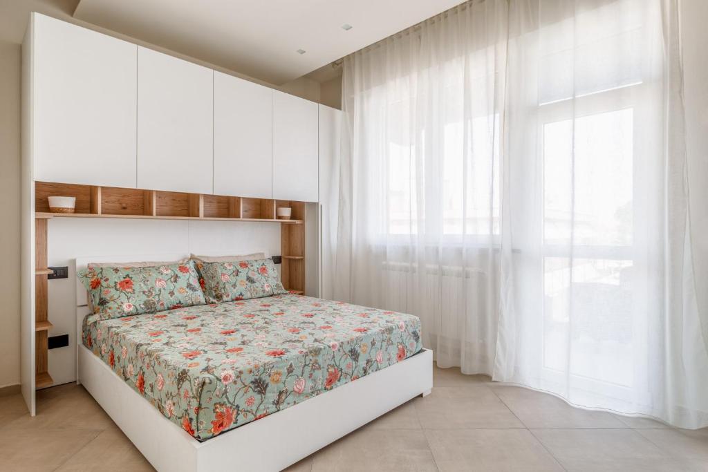 una camera con un letto e una grande finestra di La casa del sole a 50 m dal mare a Lido di Camaiore