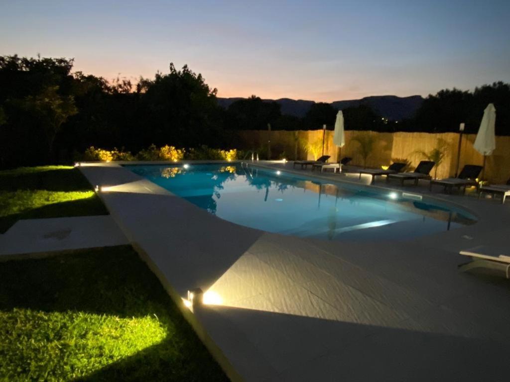 een groot zwembad met lichtjes op het gras bij VerdeMareVilla in Avola