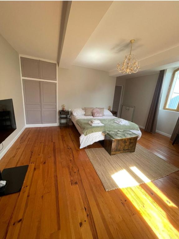 une chambre avec un lit et un lustre dans l'établissement The Soulful Retreat, à Héres