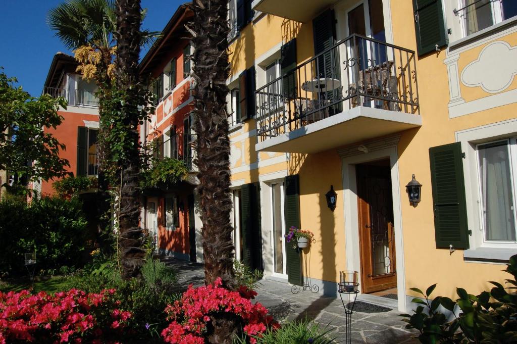 布里薩戈的住宿－卡薩協奏曲酒店，前面有鲜花的建筑