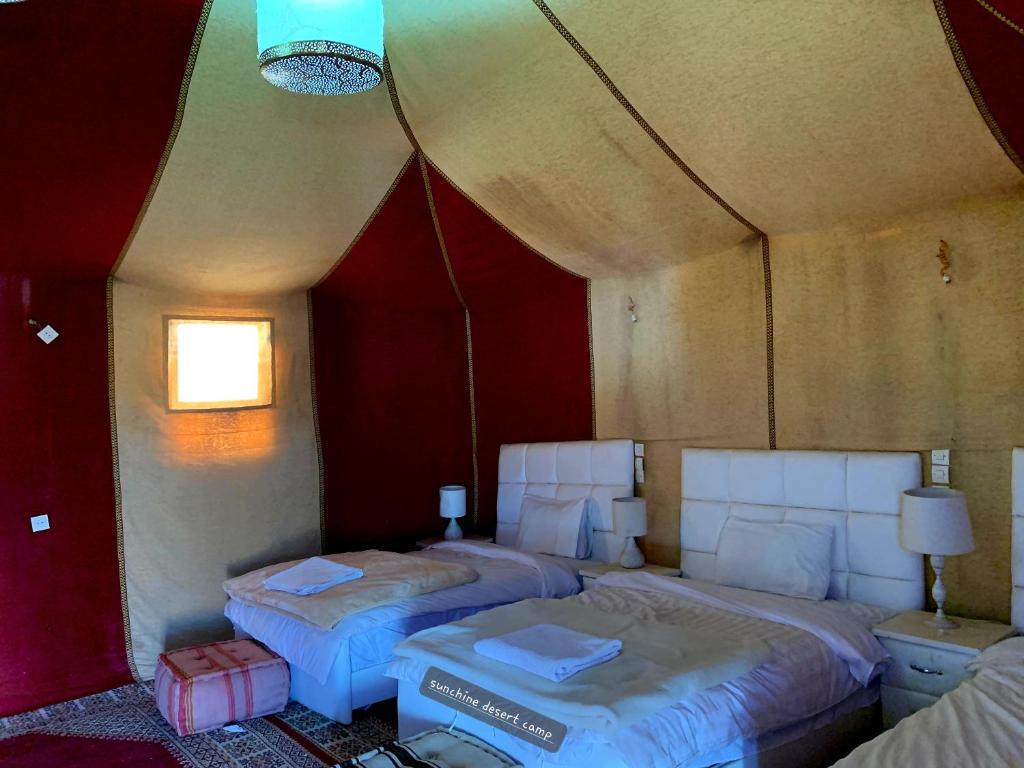 Postel nebo postele na pokoji v ubytování Sunshine luxury desert camp