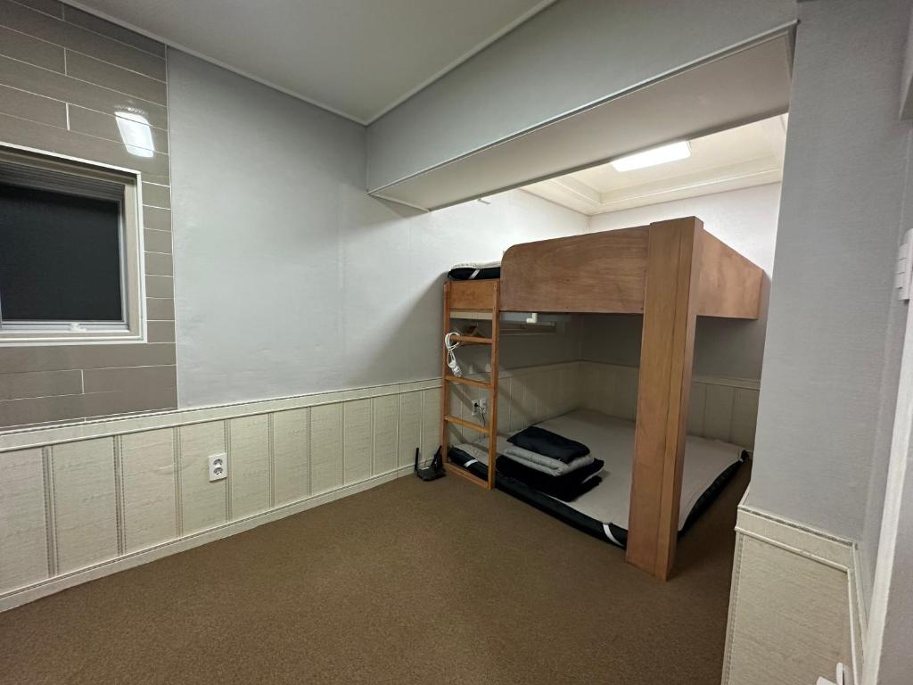 mały pokój z łóżkiem piętrowym w obiekcie DASOM w Pusanie
