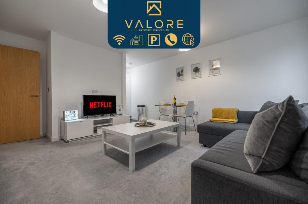 uma sala de estar com um sofá e uma mesa em Modern 1 bed in central MK, Free Parking, Smart TV, Manhattan House By Valore Property Services em Milton Keynes