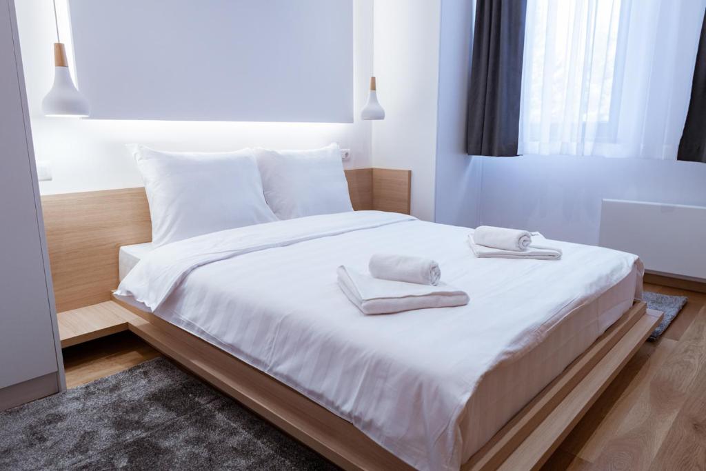 Postel nebo postele na pokoji v ubytování ZLATNI JAVOR 312