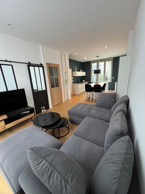 un salon avec deux canapés et une table dans l'établissement La Villa Des Vents en bord de mer, à Dunkerque