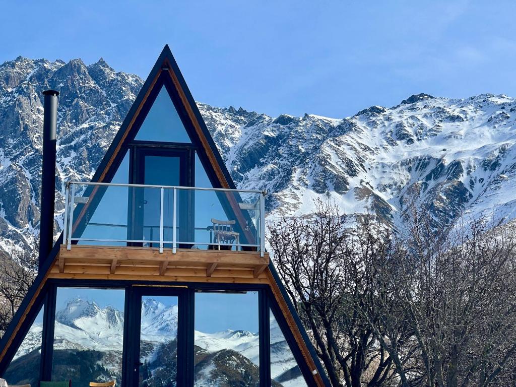 Casa con vistas a la montaña en Kuro cottage- A frame en Kazbegi