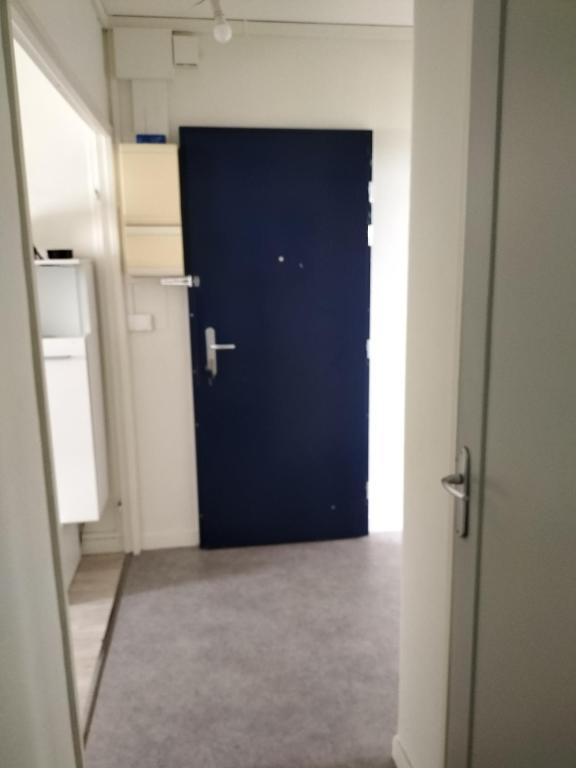 un couloir avec une porte bleue dans une chambre dans l'établissement Joy's apartment, à Tours