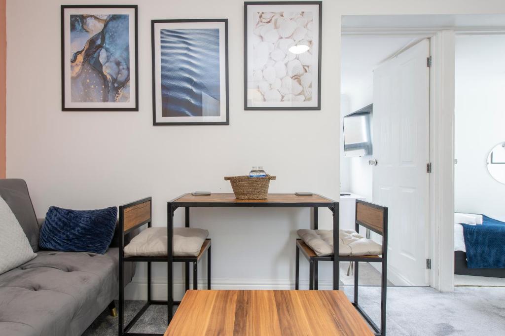 uma sala de estar com uma mesa e cadeiras e um sofá em 3 bed Accommodation perfect for Workers & Families requiring weekly or Monthly Nest em Woolwich