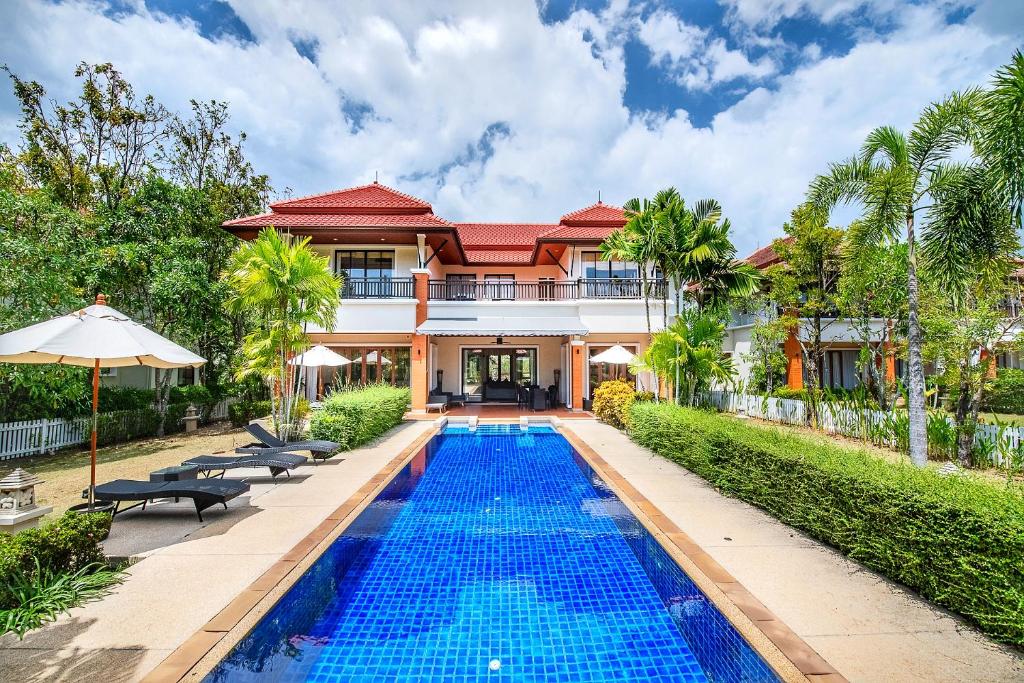 une image d'une villa avec une piscine dans l'établissement Laguna Pool Villa - Tranquil Views, à Bang Tao Beach
