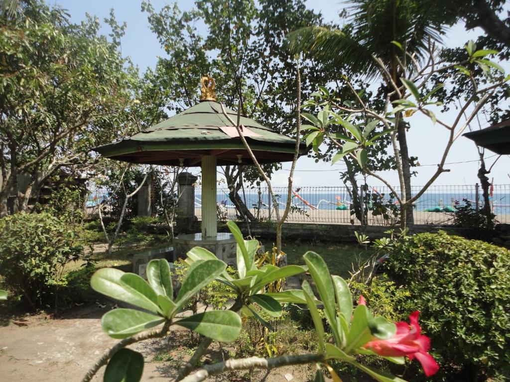 - un kiosque avec une plage en arrière-plan dans l'établissement Pakuna Beach, à Senggigi