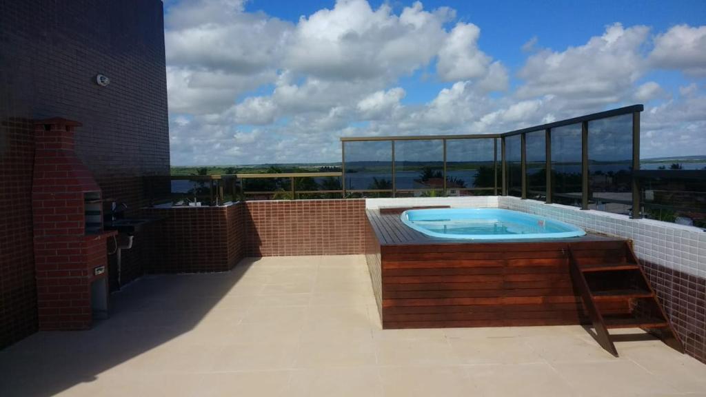 una vasca idromassaggio sul tetto di un edificio di Apto novo! Recém entregue a Cabedelo