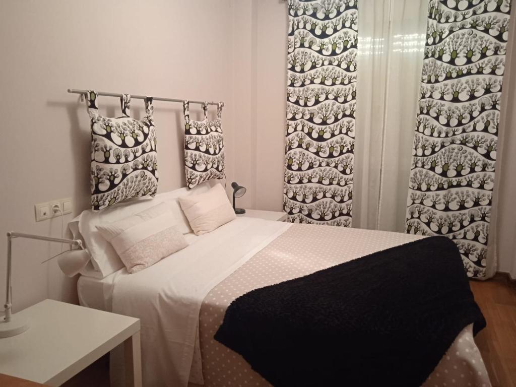 1 dormitorio con 1 cama y cortinas en una habitación en Espasante - Galicia, en Porto de Espasante