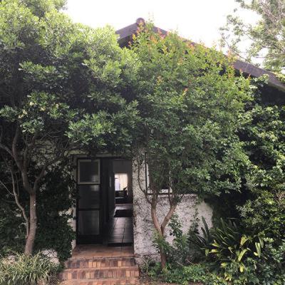 uma porta para uma casa com árvores em frente em Honeywood Farm em Heidelberg