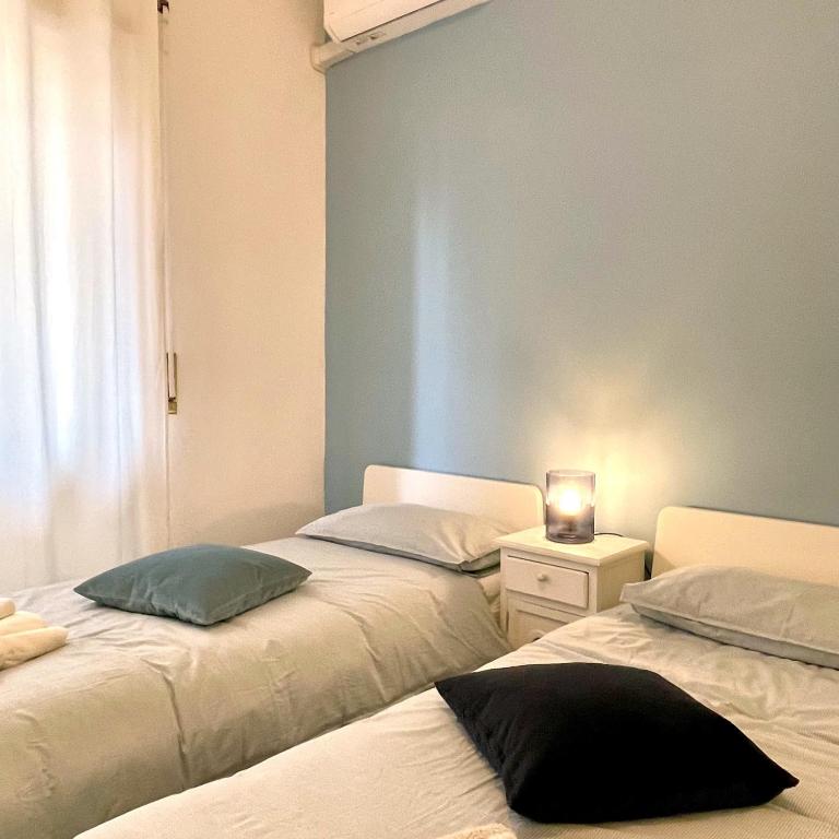 due letti uno accanto all'altro in una stanza di Lazy Time Apartment a Roma