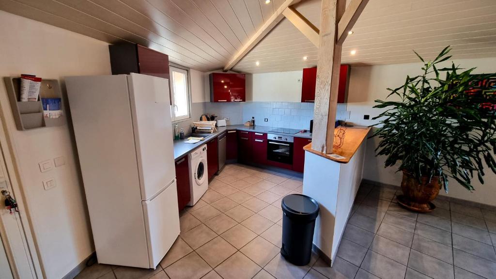 Kuchnia lub aneks kuchenny w obiekcie Charmante maison, idéalement située