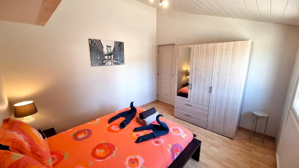 Łóżko lub łóżka w pokoju w obiekcie Charmante maison, idéalement située