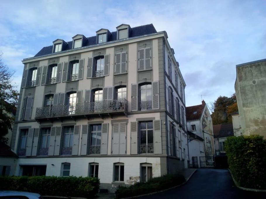 um grande edifício branco com uma varanda em bel appart. / résidence de standing / plein centre em Château-Thierry