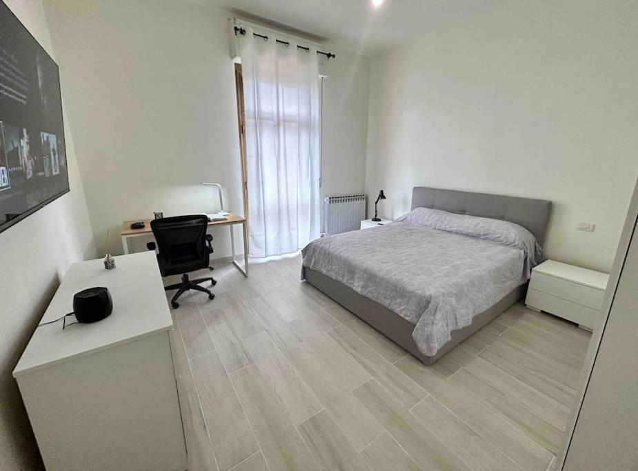 Schlafzimmer mit einem Bett, einem Schreibtisch und einem Computer in der Unterkunft Oasi a due passi dal Parco Nord Milano in Bresso