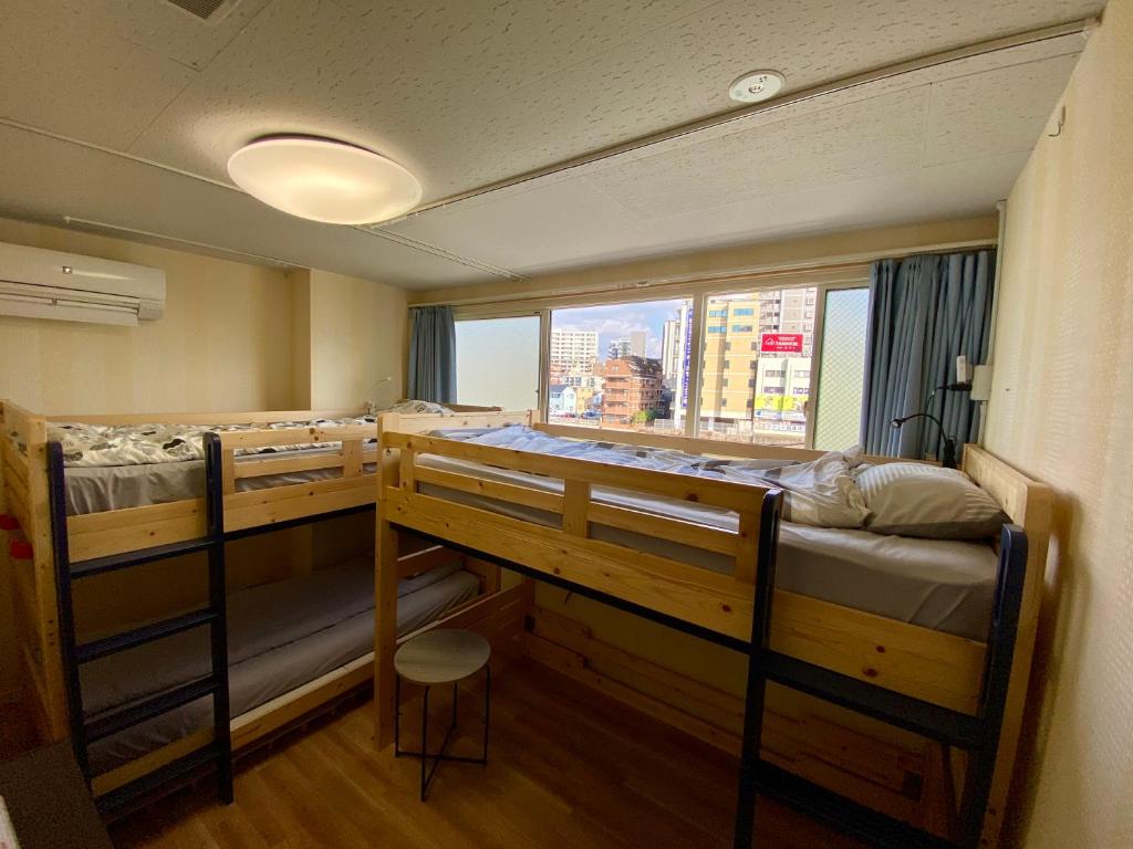 Fukuoka Tabiji Hostel & Guesthouse emeletes ágyai egy szobában
