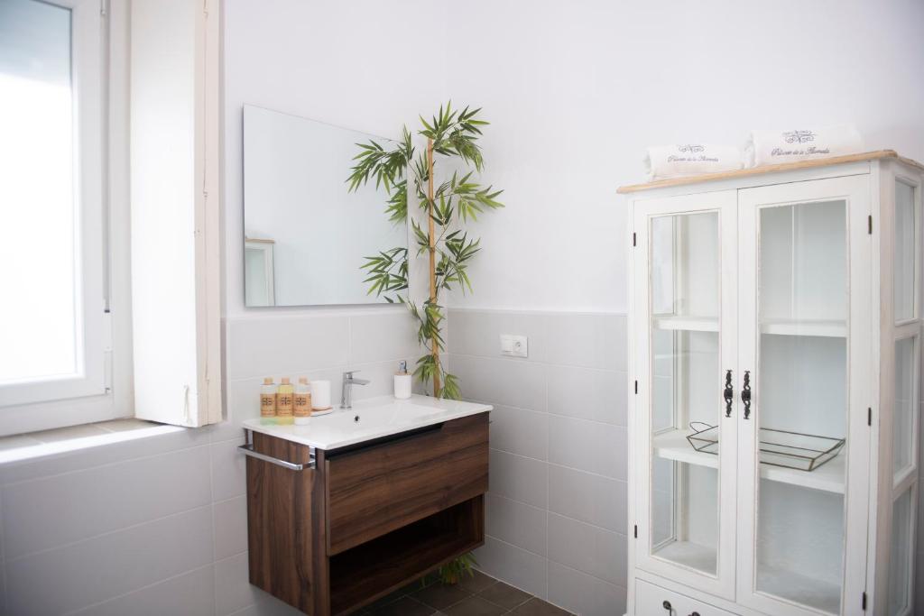y baño con lavabo y espejo. en Palacete de La Alameda - Adults Only-, en Cádiz
