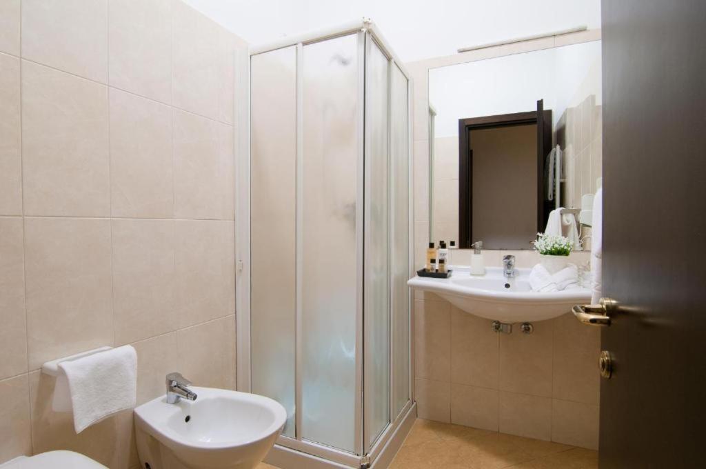 A bathroom at Hotel Cardinal of Florence - recommended for ages 25 to 55