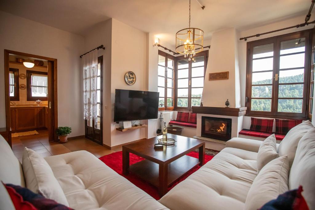 Μια τηλεόραση ή/και κέντρο ψυχαγωγίας στο Alonia Forest House
