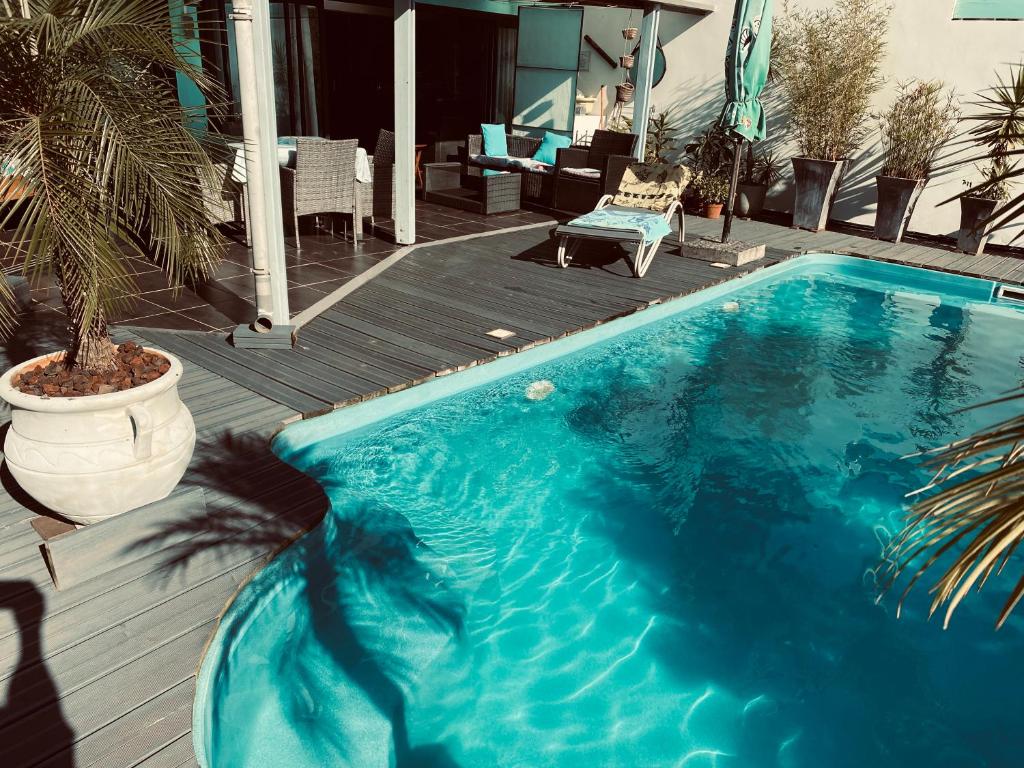 una gran piscina azul junto a una casa en Plumeria holidays, en Saint-Pierre