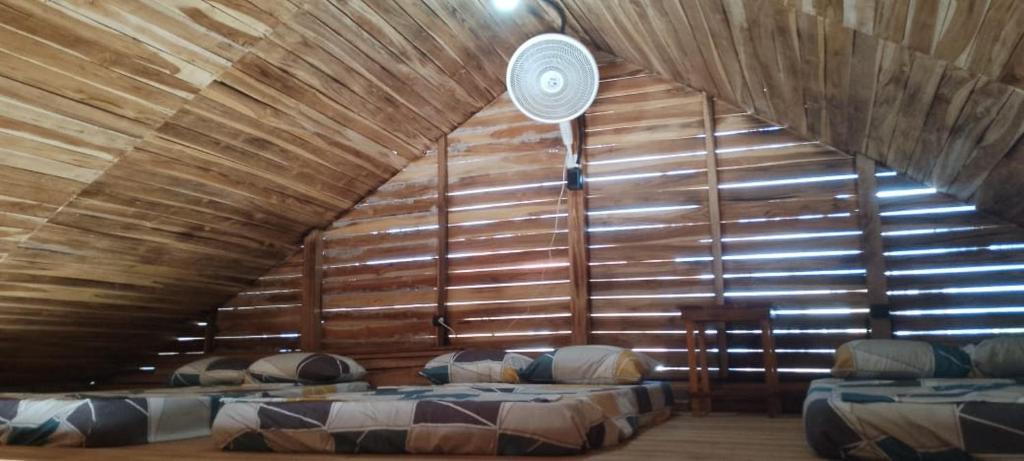um quarto amplo com 2 camas e uma ventoinha em Costa Bungalow em Crucita