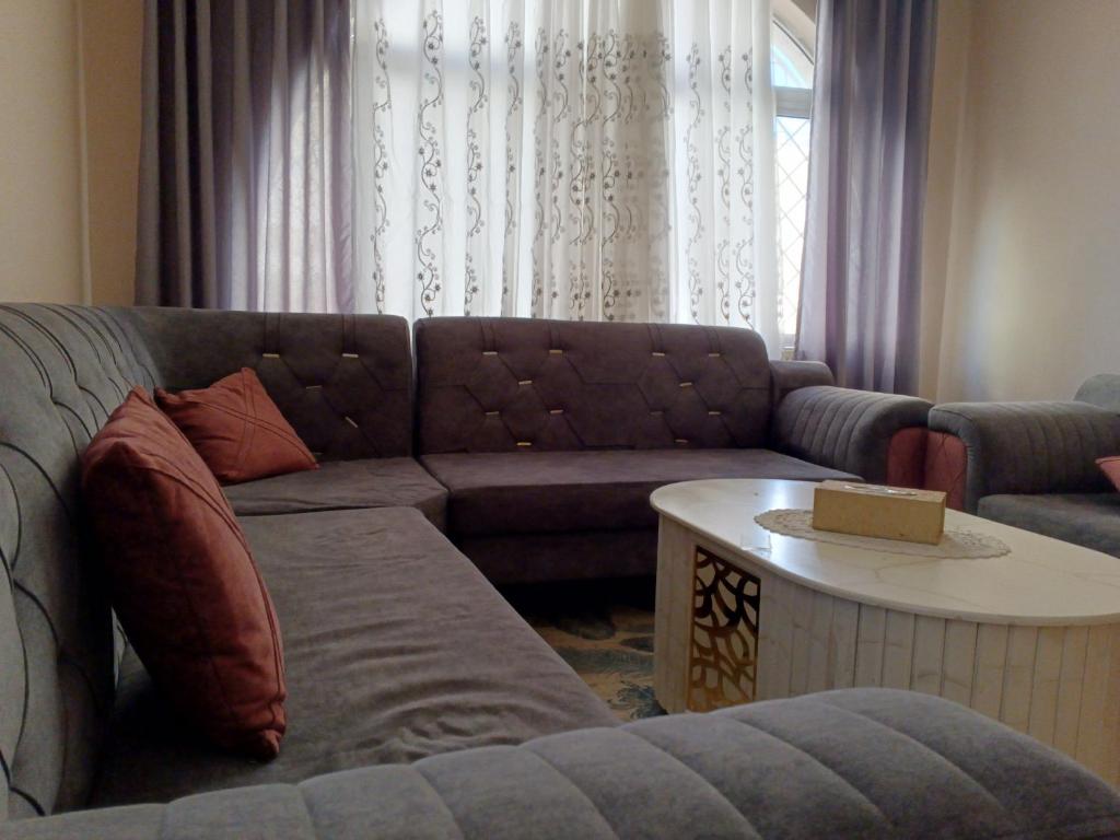 sala de estar con sofá y mesa en Jordanian house, en Madaba