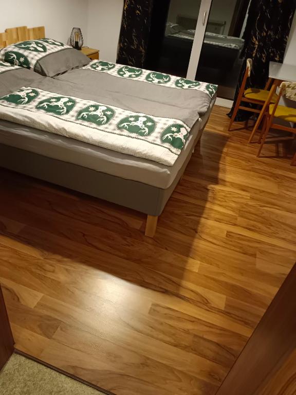 Postel nebo postele na pokoji v ubytování Wirtin z Atzersdorf