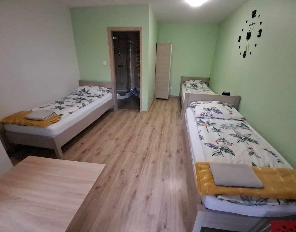 Noclegi Julia pokoje 1-3 parter Chodkiewicza 161 Kielce - 7