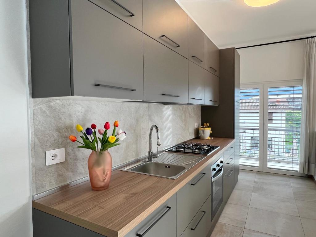 多马索CASA PAOLA Central Stay by the Lake的厨房的柜台上放着花瓶