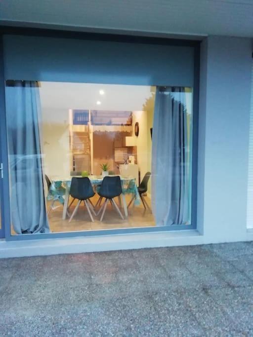 - une vue sur la salle à manger depuis la fenêtre dans l'établissement Appartement rez-de-chaussée, à Sainte-Cécile-Plage